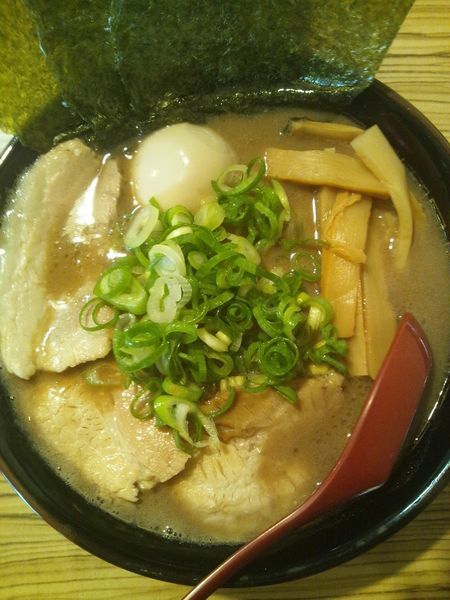 「濃厚ラーメン　軍団のせ」@濃厚豚骨ラーメン専門 濃厚軍団 山之手店の写真