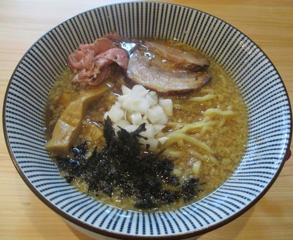 「背脂醤油らーめん　800円」@焼きあご塩らー麺  たかはし 歌舞伎町店の写真