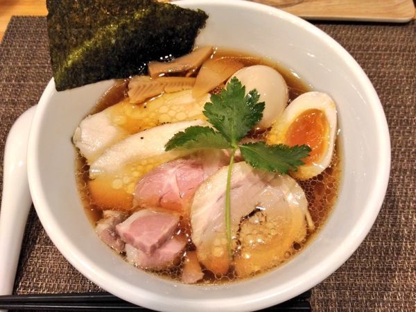 「鶏醤油らぁ麺 特製盛り」@らぁ麺 やな木の写真