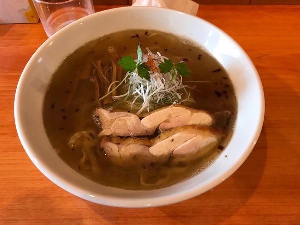 「煮干し潮ラーメン 800円+ランチ時麺大盛&ライスサービス」@ラーメン鳥好の写真