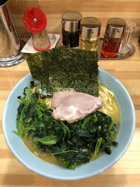 「ラーメン(中盛)＋ほうれん草」@横浜家系 志田家の写真
