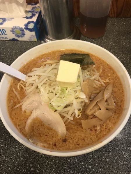 「ハッスル味噌うま辛ラーメントッピングバター大盛り」@ハッスルラーメンホンマ 篠崎店の写真