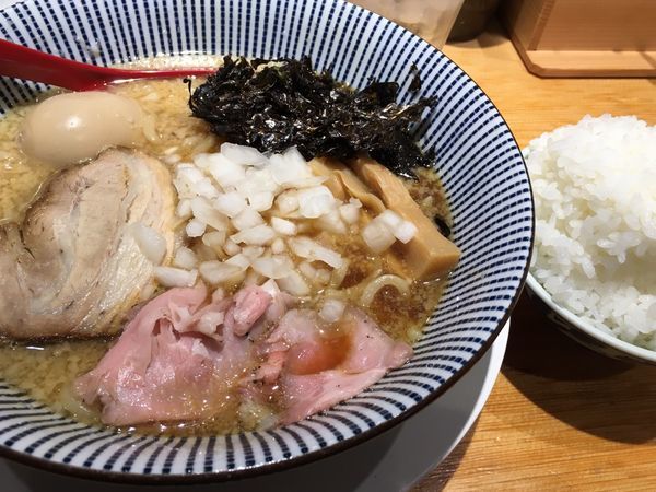 「味玉入り背脂醤油ラーメン&大ライス」@焼きあご塩らー麺 たかはし 新宿本店の写真