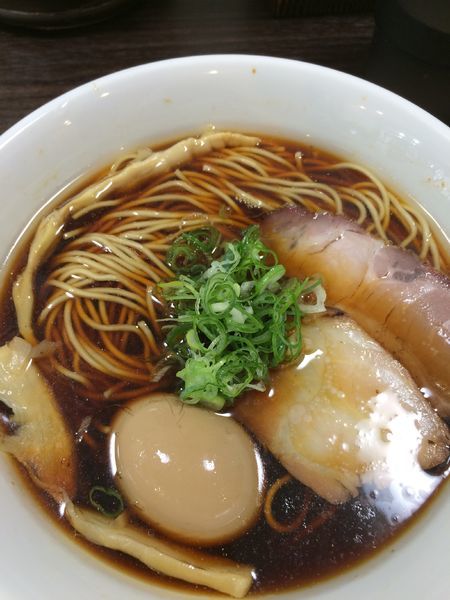 「醤油ラーメン680円➕味玉100円」@かしわぎの写真