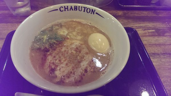 「豚骨魚介醤油らーめん、替え玉二玉、玉子」@とんこつらぁ麺 CHABUTON 下北沢駅前店の写真