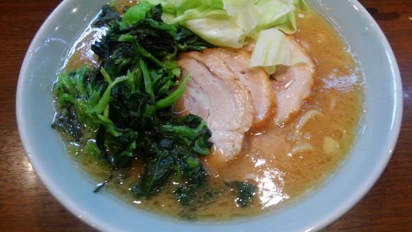 「中盛りチャーシュー麺、ほうれん草、キャベツ」@金八家の写真