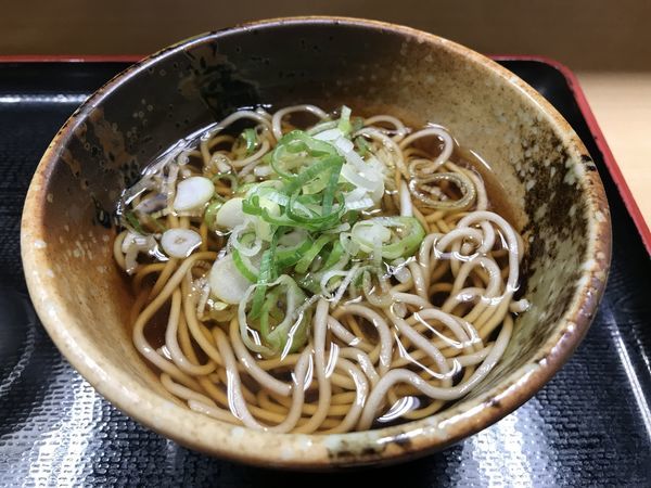 「半玉温そば  180円」@えきめんや 品川店の写真