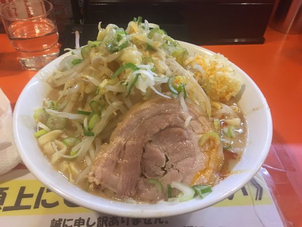 「ラーメン（豚一枚）野菜、ニンニク、ねぎ、ラー油」@ちばからの写真
