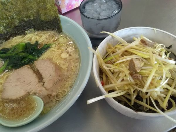 「金曜(祝祭日以外)はラーメン350円、ネギ丼200円」@ラーメンショップ 野田店の写真