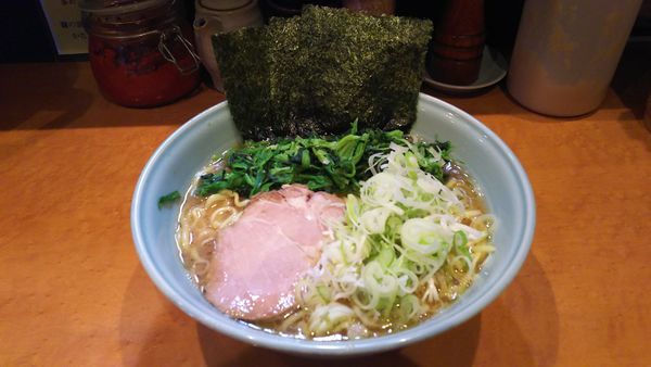 「ラーメン(大)+ほうれん草+薬味ネギ」@横浜らーめん 寿三家の写真
