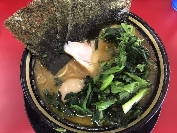 「ラーメン（麺固め） 味玉＋青菜」@家系ラーメン 王道 いしいの写真