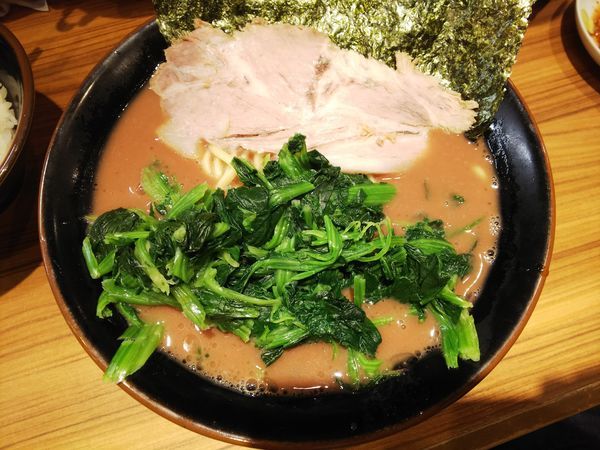 「ラーメン＋ほうれん草増し　680＋100円」@横浜家系らーめん 輝道家の写真