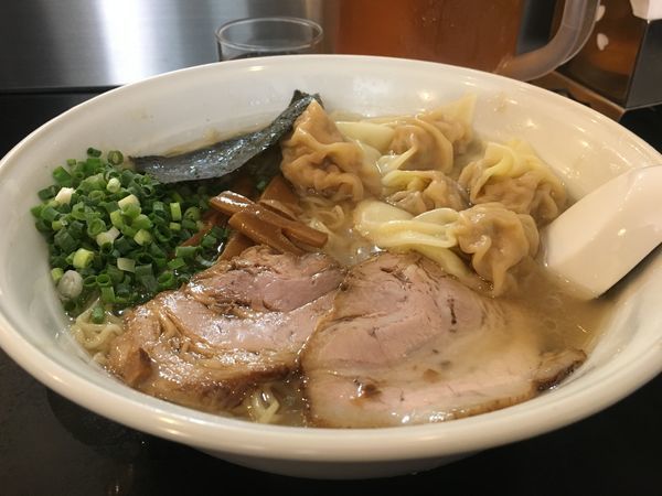 「雲呑麺+大盛り 1000円」@らーめん 茂木の写真