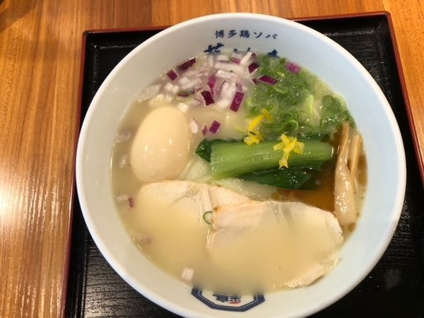 「極上鶏白湯ソバ＋味玉子」@博多鶏ソバ 華味鳥 新宿三井ビル店の写真