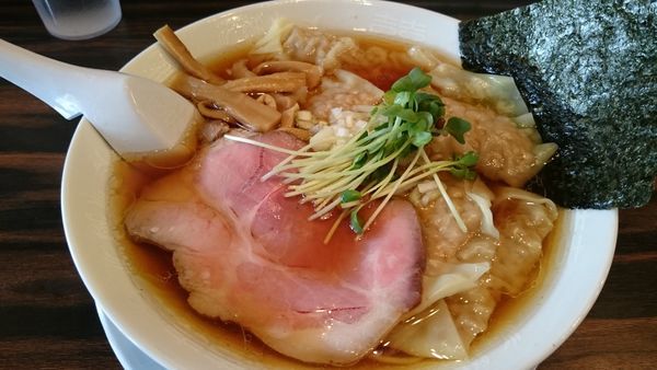 「ワンタン麺（900円）」@稲荷屋の写真