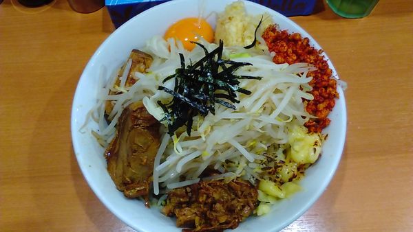 「油そば750円ヤサイニンニク辛揚」@らーめん忍者の写真