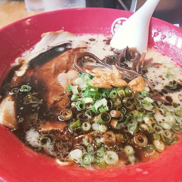 「黒マー油ラーメン+唐揚げ×2+替え玉×1」@豚骨らーめん 福の軒 秋葉原店の写真