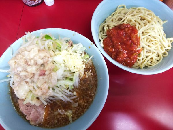 「小ラーメン＋ぎょったまつけ麺＋サルサソース　740＋150円」@ラーメン二郎 中山駅前店の写真