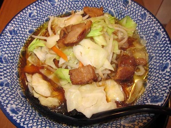 「とんさいらーめん醤油　740円」@麺処直久 新橋店の写真