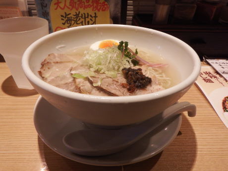 「炙り肉冷し塩らー麺」@よってこや 恵比寿本店の写真