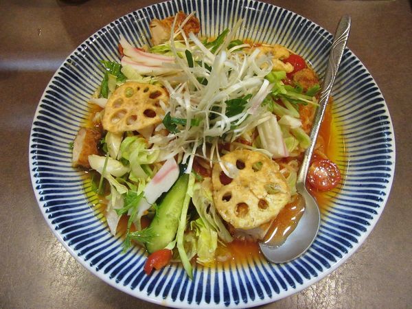 「サラダ冷しラーメン　トマト味（９５０円）＋若鶏の唐揚げ」@こだわりらーめん ゆきむら亭 阿見店の写真