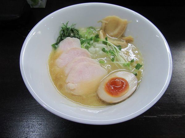「鶏白湯醤油（８５０円）＋鶏チャーシュー２５０円」@麺屋 縁 YUKARIの写真