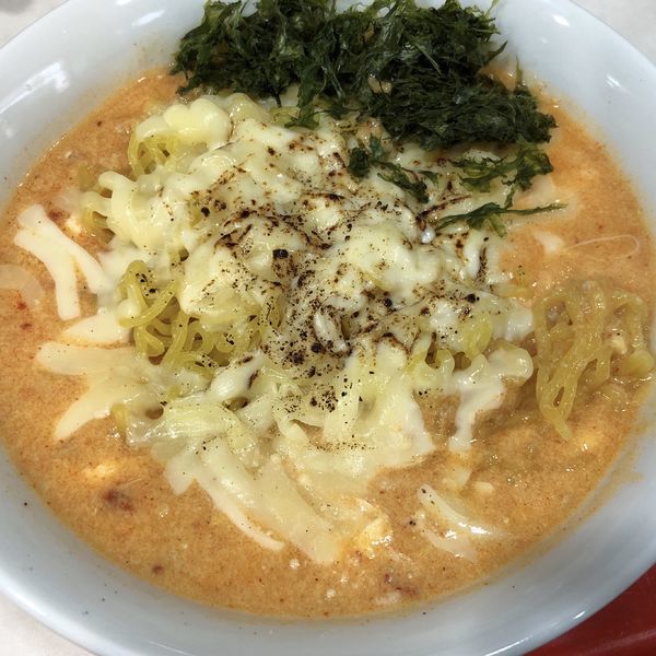 「焦がしチーズタンタンメン＋ランチタイムサービスサラダ」@奴が愛したタンタンメン メーギ・テントーチの写真