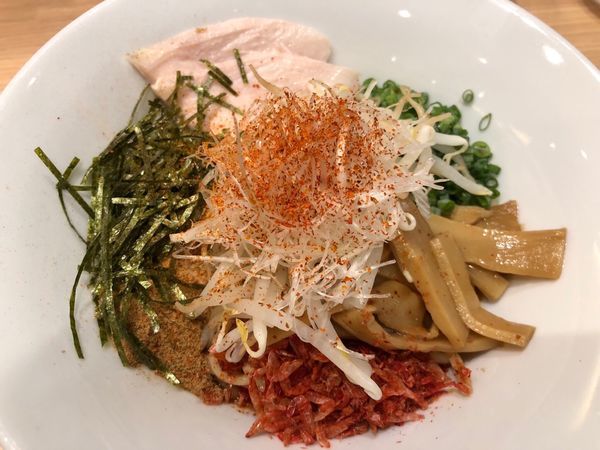 「限定まぜそばとローストポーク丼のハーフ」@麺処 景虎 新越谷ヴァリエ店の写真