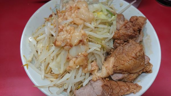 「小豚　ニンニク少脂　生卵」@ラーメン二郎 環七一之江店の写真