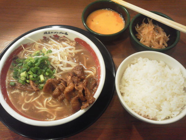 「徳島ラーメン小500+小ライス100=600円」@ラーメン東大 京都店の写真