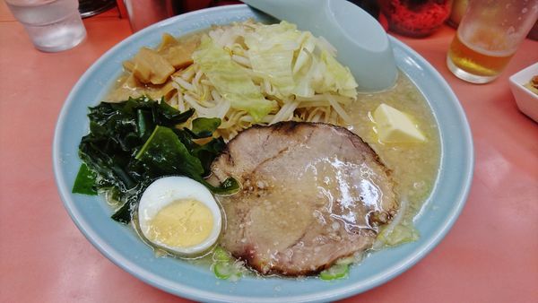 「塩バターラーメン+中盛り+ビンビール」@ラーメンショップ マルキチェーン 拝島店の写真