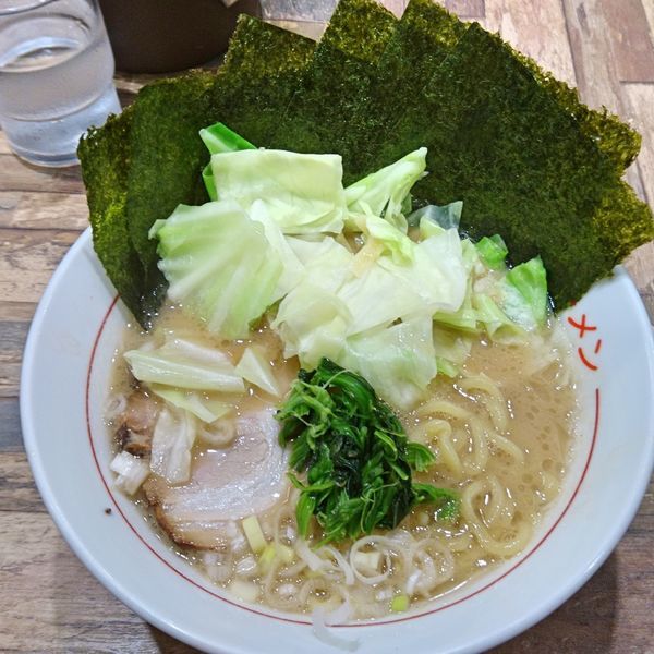 「うまいラーメン800　海苔50　キャベツ（茹で）50　硬め」@うまいラーメン 松福 静岡店の写真