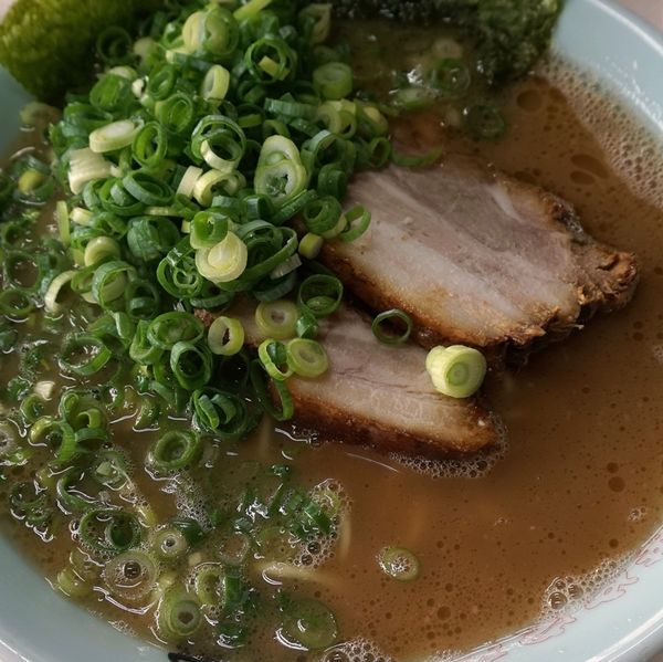 「大ラーメン（油多め・麺やわらかめ）940円＋九条ネギ160円」@横浜家系元町家の写真