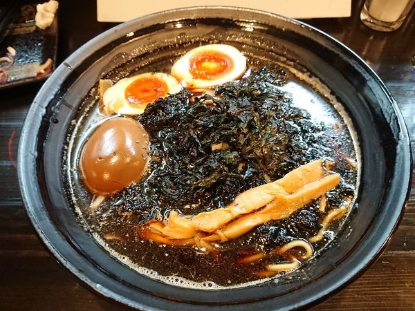 「【限定】Black noodle.850円＋味玉(クーポン)」@麺や 笑 ～Sho～の写真