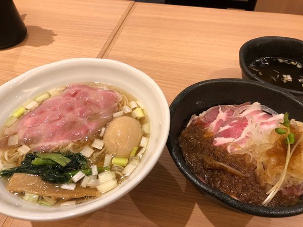 「鶏だし味玉らーめんの大盛りとローストポーク丼」@麺処 景虎 新越谷ヴァリエ店の写真
