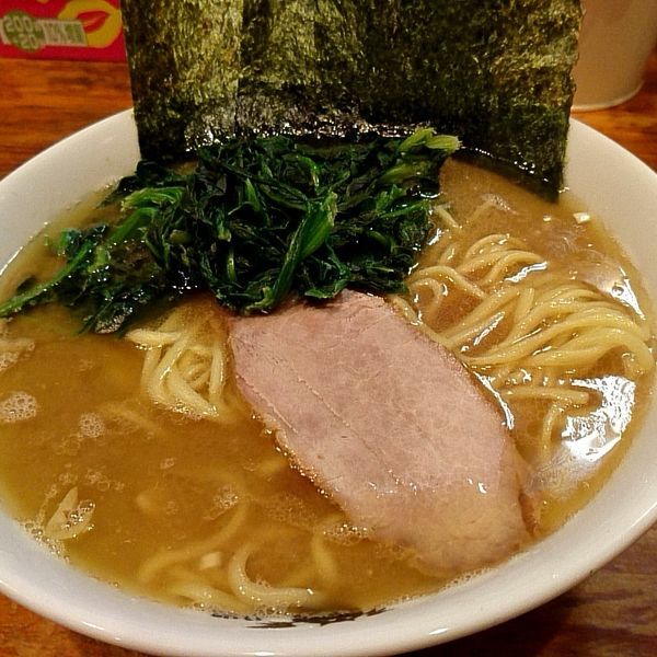 「中盛ラーメン+ほうれん草多め(800円+50円)」@洞くつ家の写真