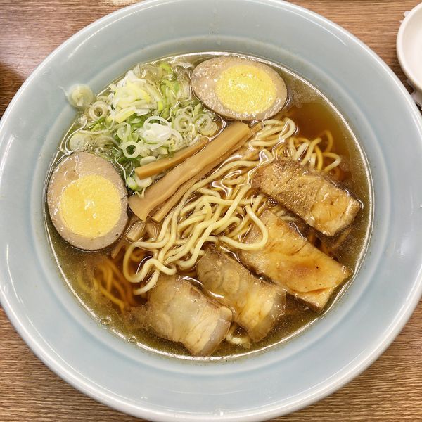 「ラーメン￥６５０＋クーポン味玉＋無料チャーシューおこわ×１」@名代らーめん 航海屋 新宿店の写真