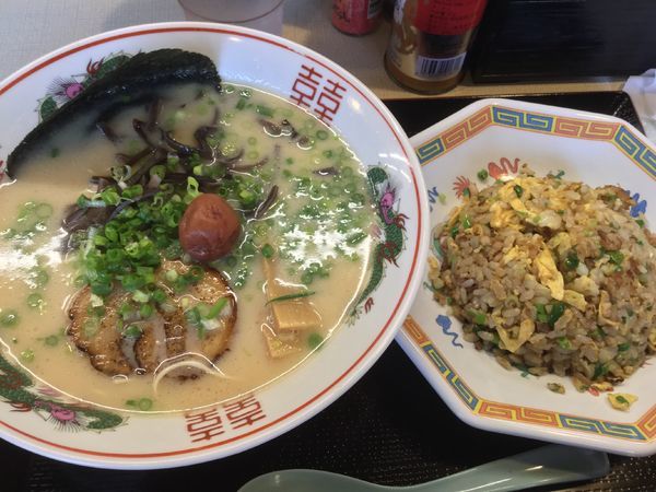「11:00〜15:00限定‬ ‪ランチセット(ラーメン＋半チャー」@珍竹林の写真