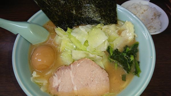 「キャベツラーメン(750円)中盛(100円)+味玉(100円」@とんぱた亭 片倉町店の写真