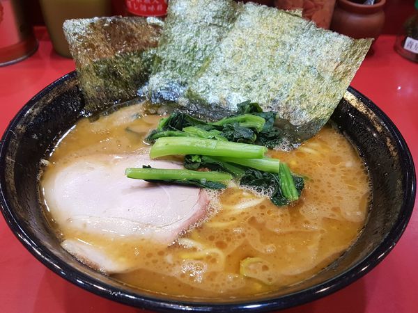 「ラーメン中盛 ￥810」@家系総本山 ラーメン吉村家の写真