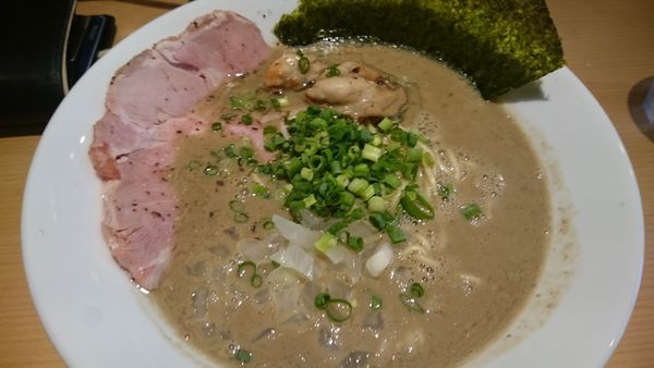 「濃厚牡蠣煮干中華そば（880円）＋替玉（180円）」@麺屋 まほろ芭の写真