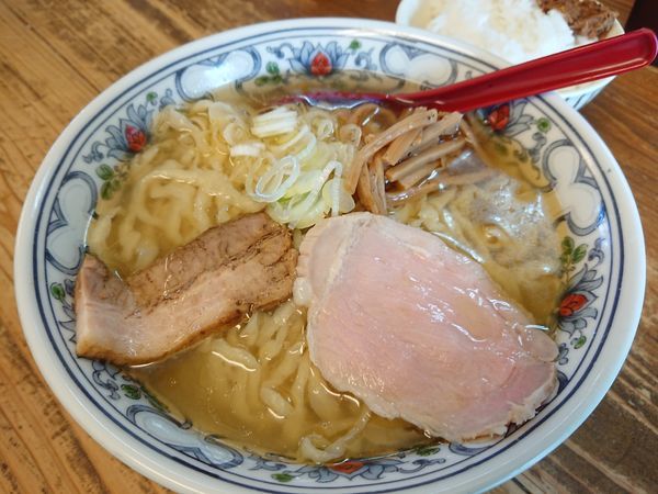 「塩 750円＋肉味噌付きごはん100円」@くじら食堂の写真
