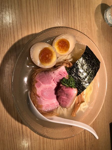 「夏限定冷やし塩そば(キンキ油)大盛り+半熟たまご」@Ramen にじゅうぶんのいちの写真