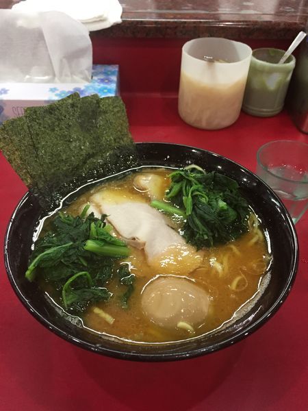 「ラーメン(中)+青菜 味玉 アブラ多め」@杉田家 千葉祐光店の写真