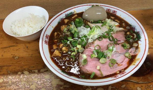 「麻婆麺(限定)＋味玉＋半ライス(850円＋100円×2)」@口樂の写真