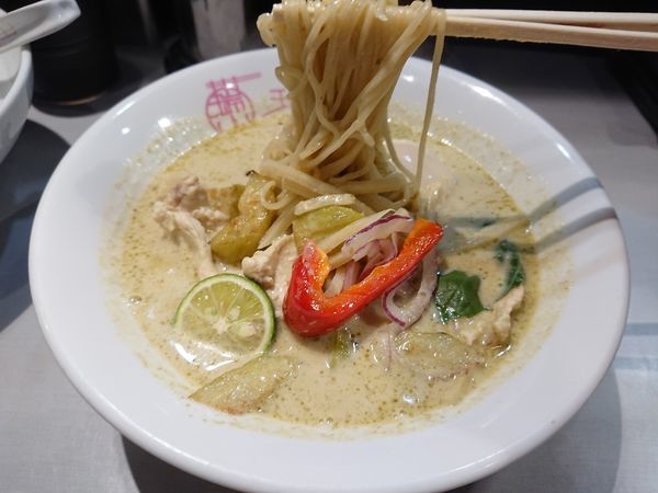 「【限定】グリーンカレーラーメン(ご飯割付き)850円＋味玉」@中華蕎麦 瑞山（ZUIZAN）の写真