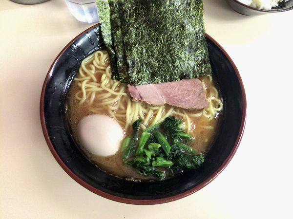 「半熟味玉ラーメン 中」@らーめん武蔵家 千葉本店の写真