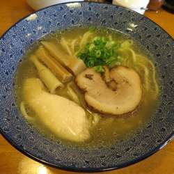 塩らーめん ７５０円 ※手揉み平打ちちぢれ麺