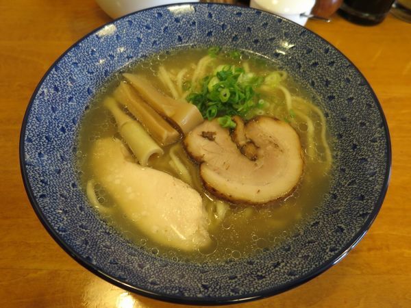 「塩らーめん ７５０円 ※手揉み平打ちちぢれ麺」@らーめん 㐂むらやの写真