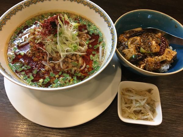 「汁あり担担麺と小麻婆豆腐丼」@雲林坊 秋葉原店の写真